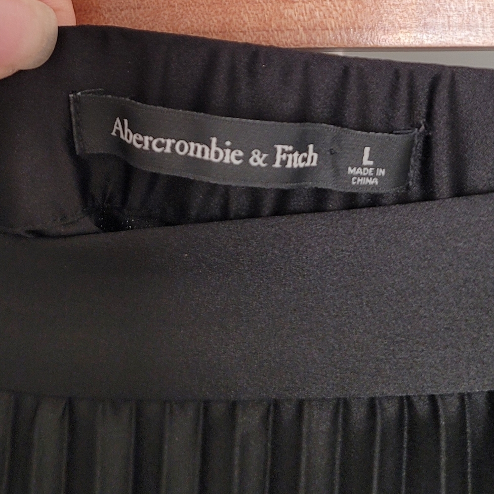Abercrombie & Fitch Mid Rise Pleated Maxi Skirt in Black - Picture 4 of 10